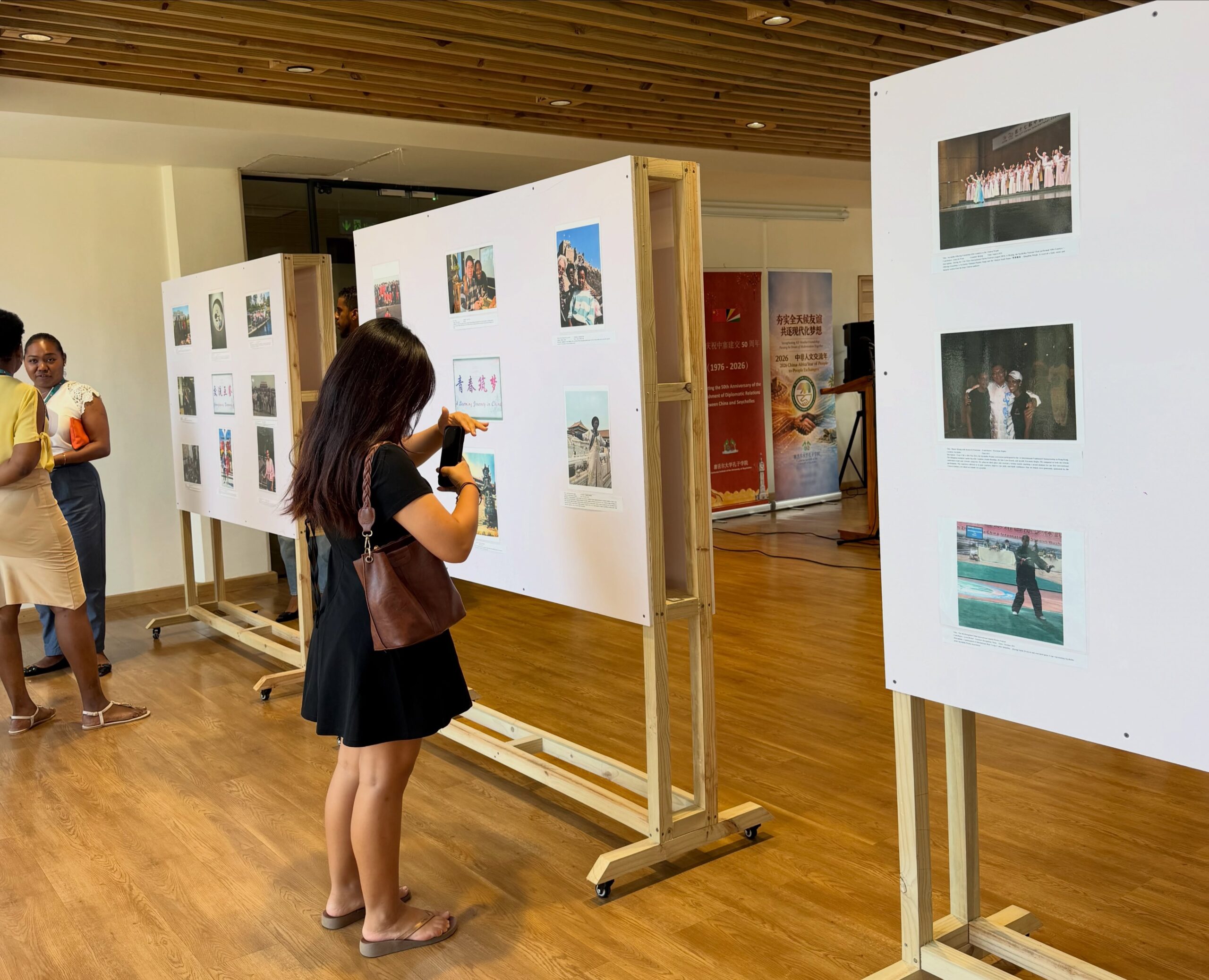 Photography Exhibition Celebrating China–Seychelles Friendship Opens at National Library (13)