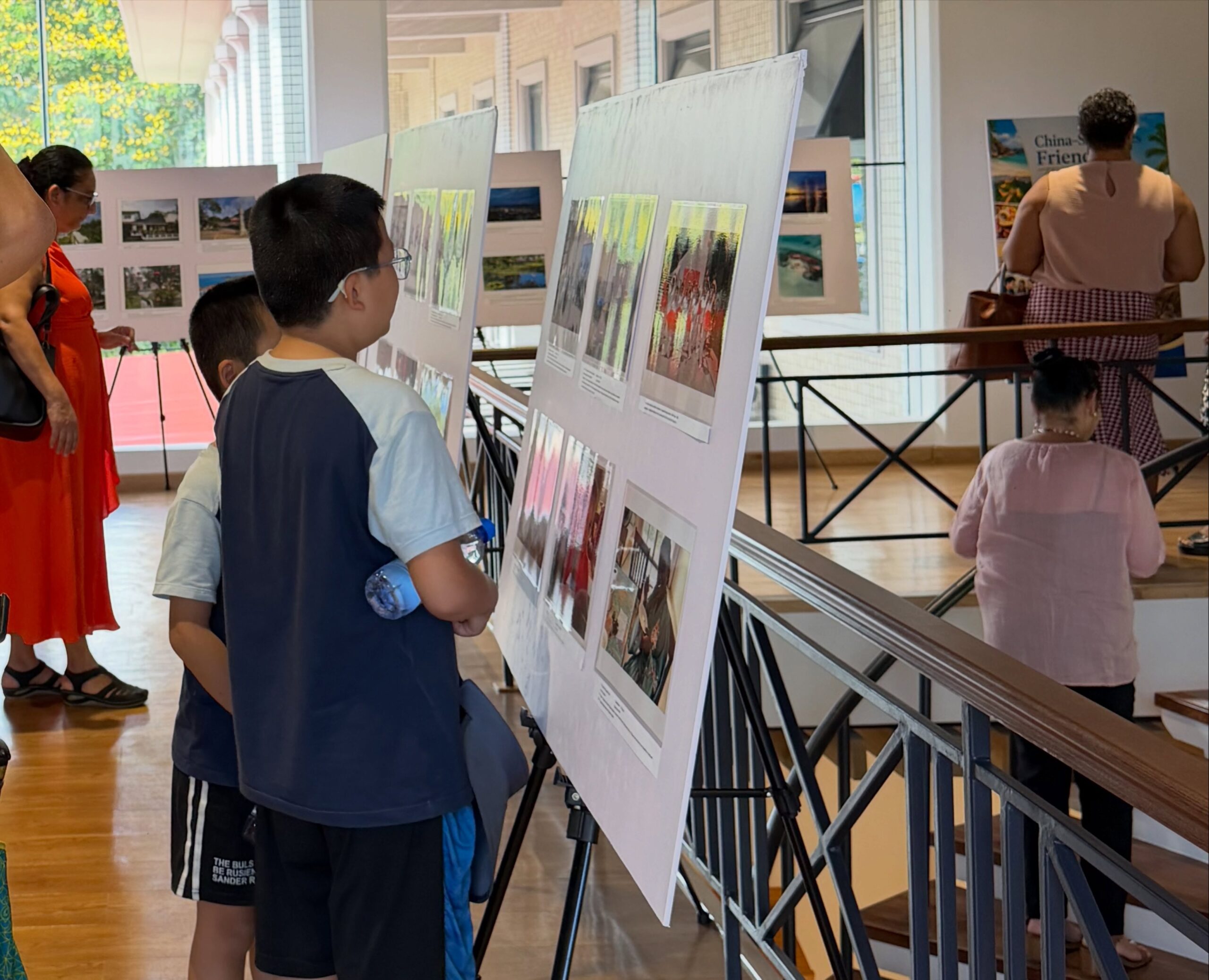 Photography Exhibition Celebrating China–Seychelles Friendship Opens at National Library (14)