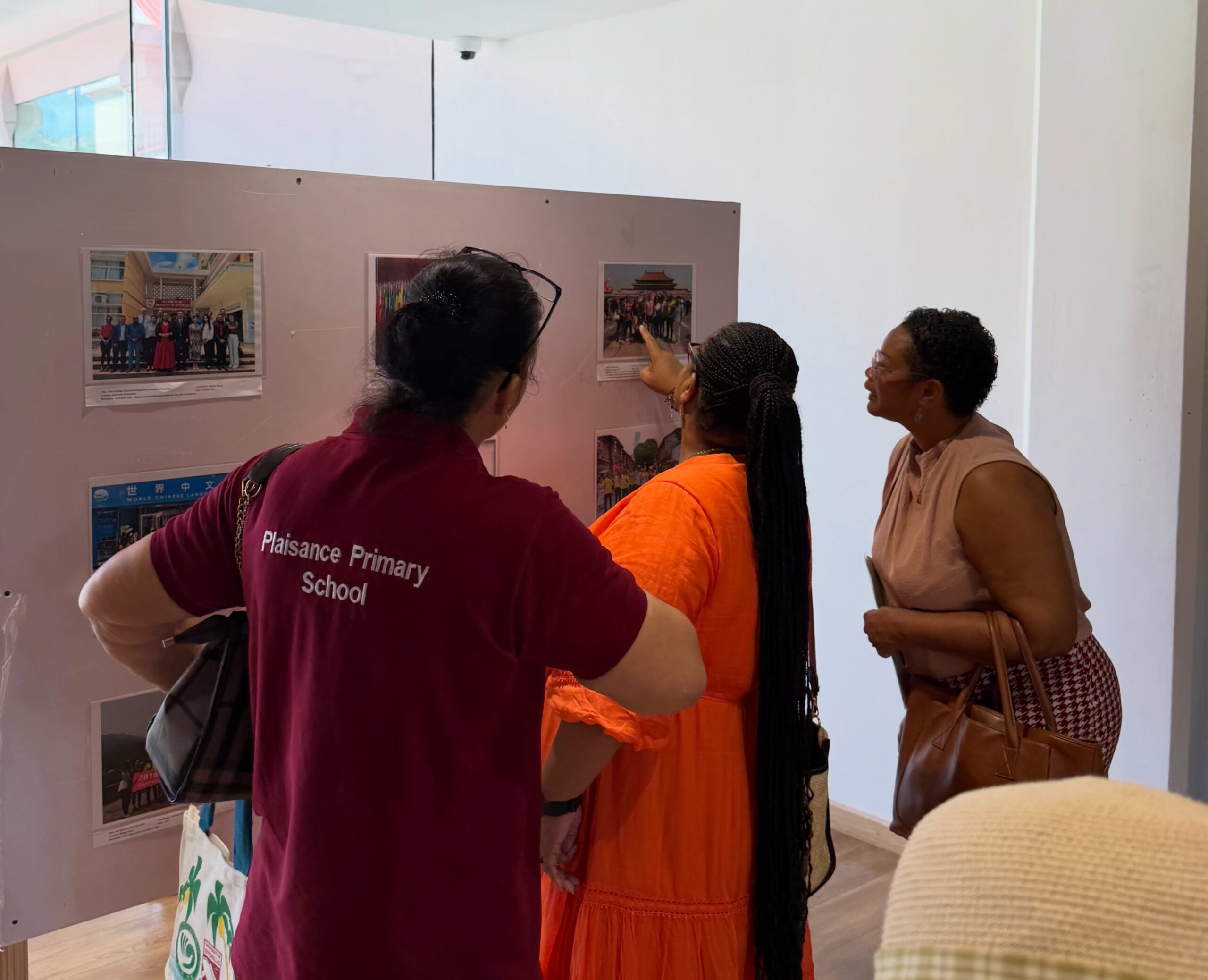 Photography Exhibition Celebrating China–Seychelles Friendship Opens at National Library (2)