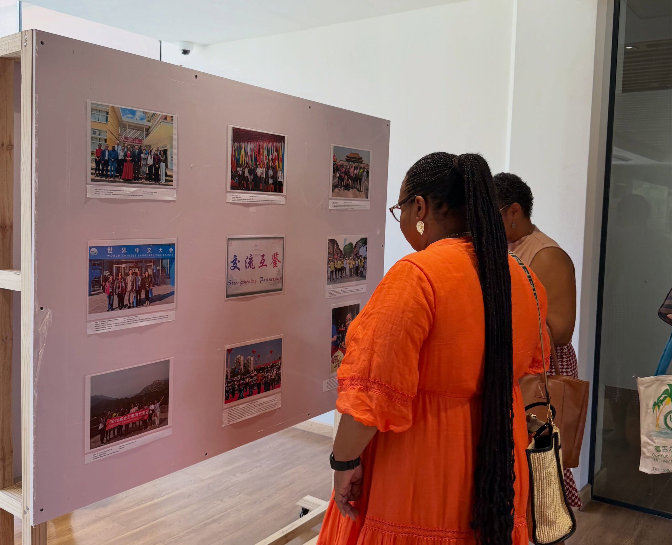 Photography Exhibition Celebrating China–Seychelles Friendship Opens at National Library (7)